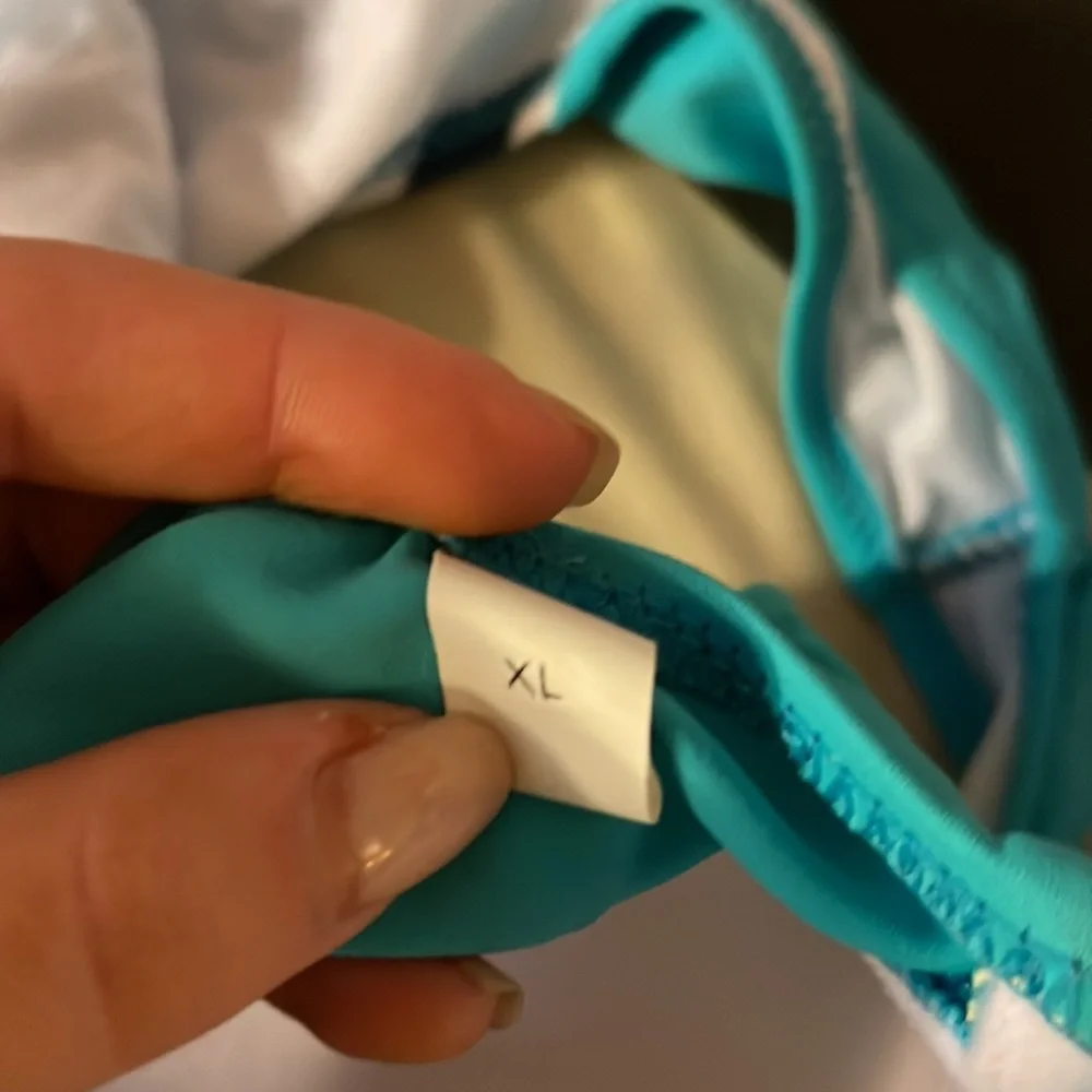 Bikini - Picture 4 of 4